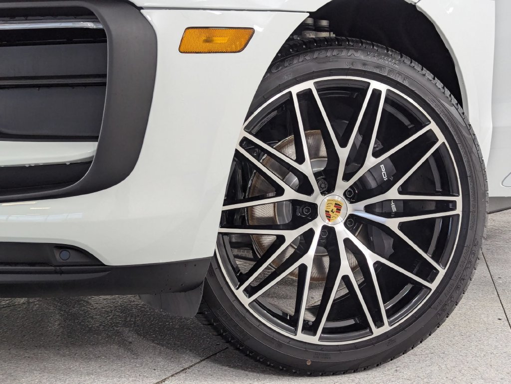 2026 Porsche Macan T - Photo 11