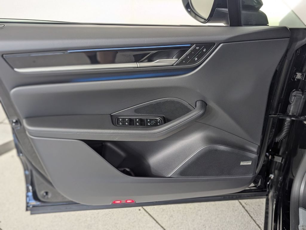 2025 Porsche Macan Base - Photo 24