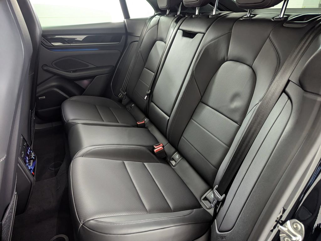 2025 Porsche Macan Base - Photo 25