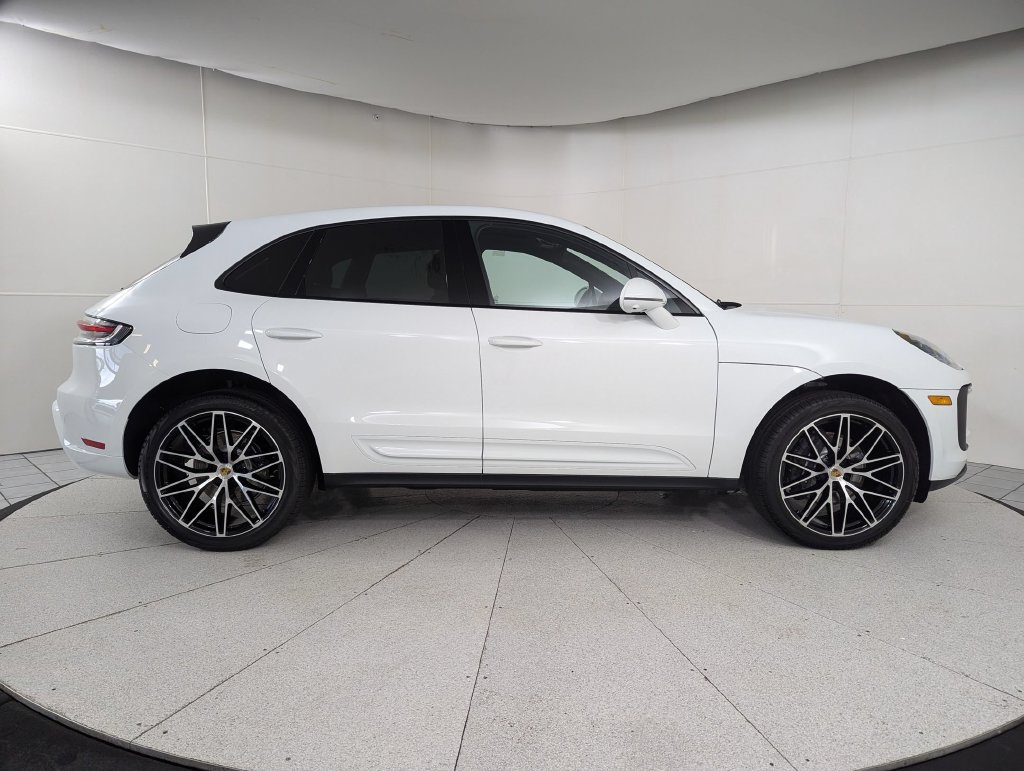 2026 Porsche Macan T - Photo 8