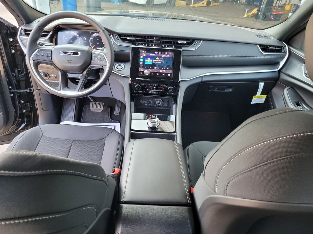 2025 Jeep Grand Cherokee L Laredo - Photo 13