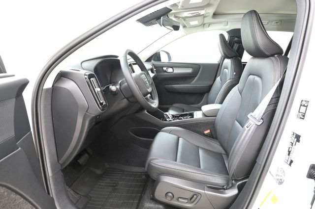 2026 Volvo XC40 Plus - Photo 14