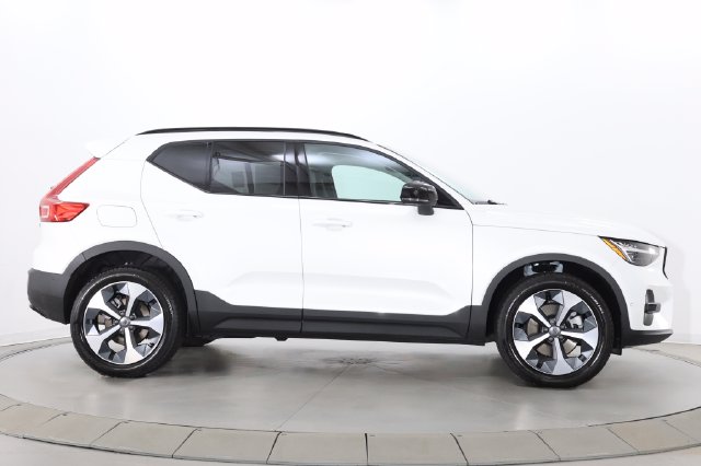 2026 Volvo XC40 Plus - Photo 9