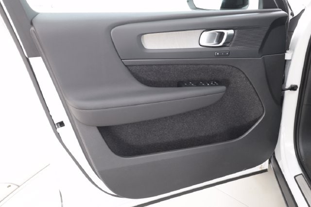 2026 Volvo XC40 Plus - Photo 13