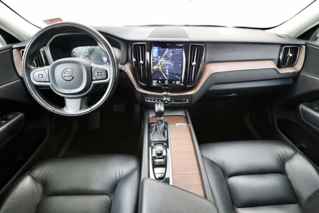 Used 2021 Volvo XC60 T6 Momentum SUV