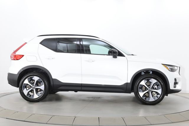 2026 Volvo XC40 Plus - Photo 9