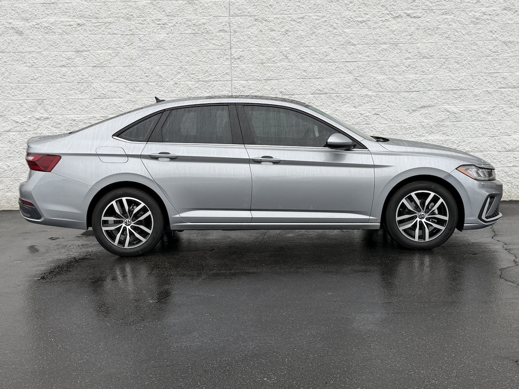 Used 2025 Volkswagen Jetta SE SE Auto