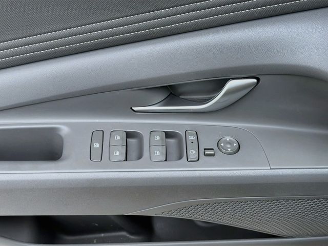2025 Hyundai Elantra SEL - Photo 17
