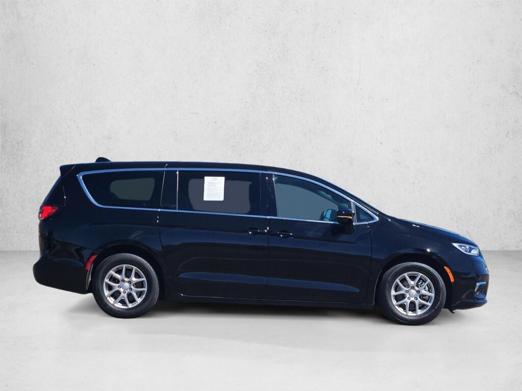 Used 2025 Chrysler Pacifica Select Mini-van Passenger