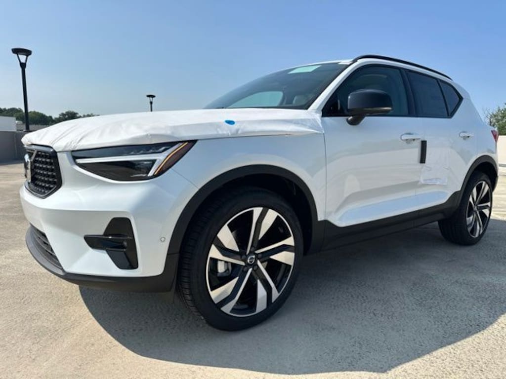 New 2026 Volvo XC40 B5 Ultra SUV