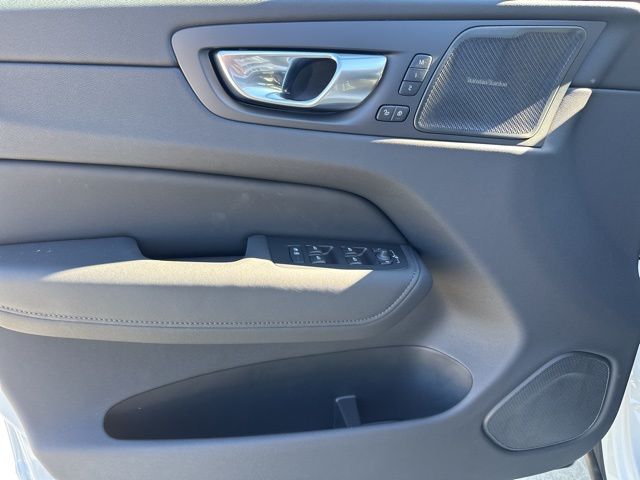 2026 Volvo XC60 Plus - Photo 12