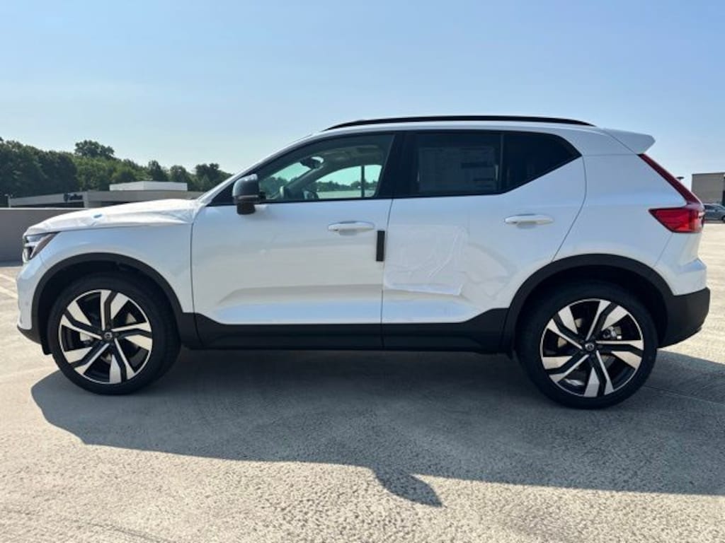 New 2026 Volvo XC40 B5 Ultra SUV