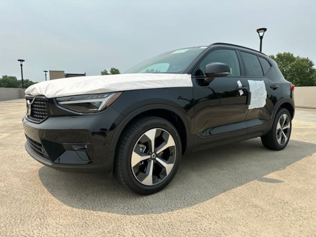 New 2026 Volvo XC40 B5 Plus SUV