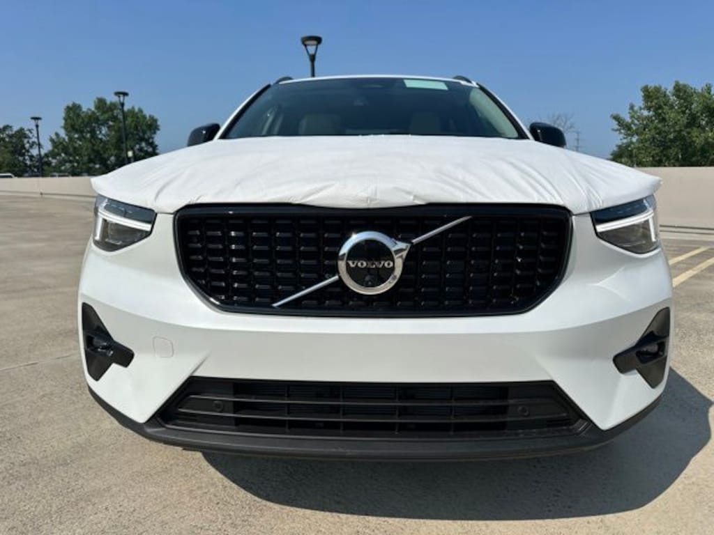 New 2026 Volvo XC40 B5 Ultra SUV