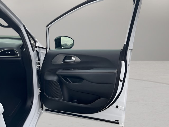 2025 Chrysler Pacifica Select - Photo 34