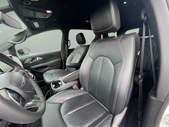 2025 Chrysler Pacifica Select - Photo 12