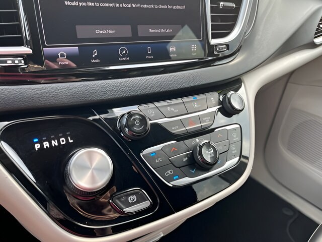2024 Chrysler Pacifica Touring L - Photo 19
