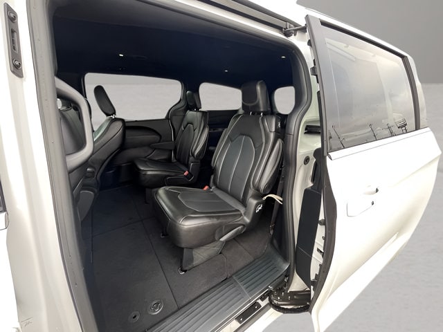 2025 Chrysler Pacifica Select - Photo 28