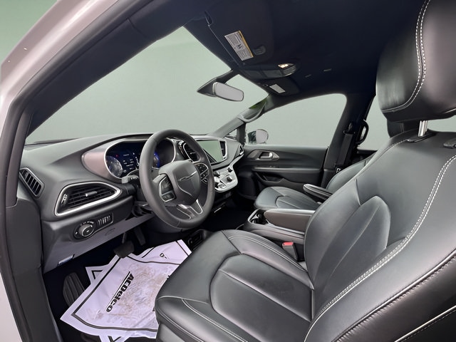 2025 Chrysler Pacifica Select - Photo 13