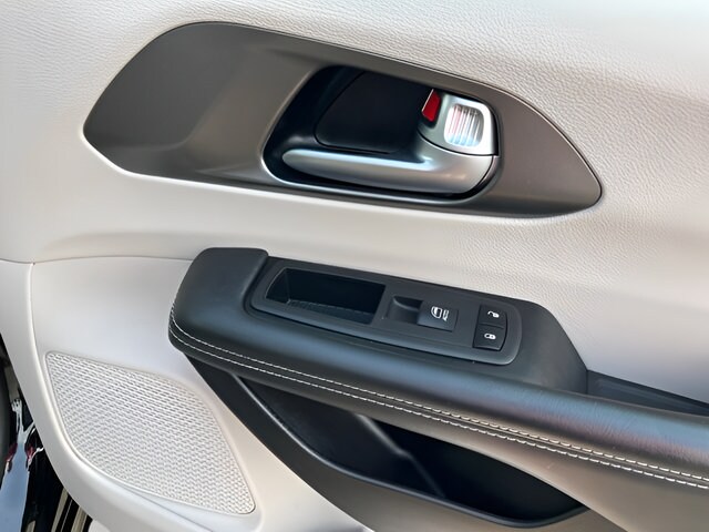 2024 Chrysler Pacifica Touring L - Photo 34