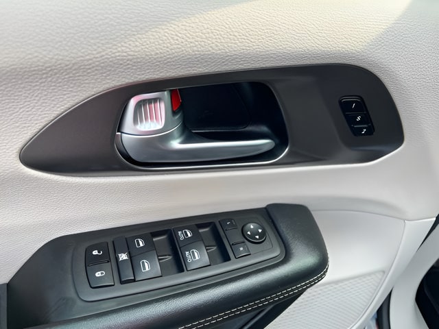 2024 Chrysler Pacifica Touring L - Photo 10