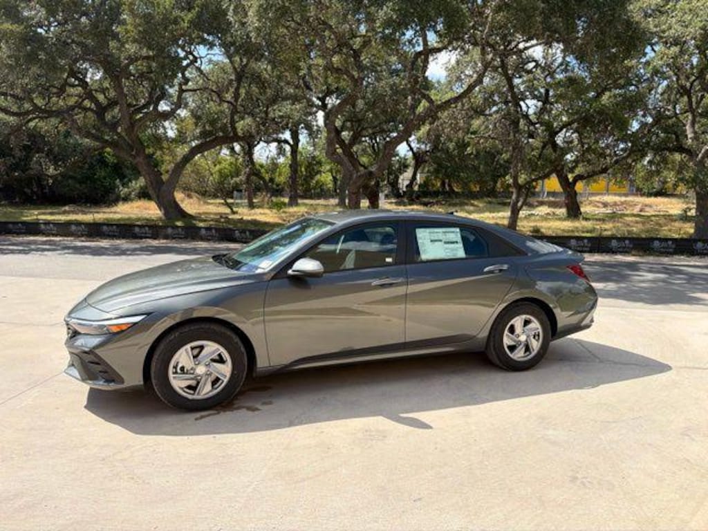 New 2026 Hyundai Elantra SE Sedan