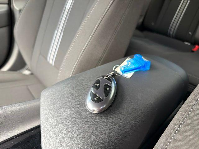 2025 Hyundai Elantra Blue - Photo 38