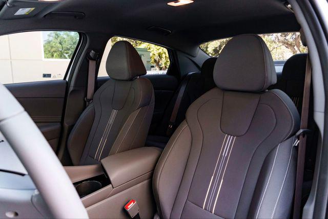 2025 Hyundai Elantra Blue - Photo 9