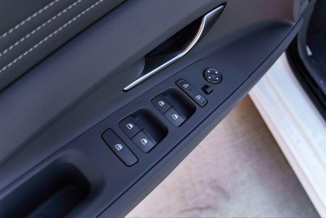 2025 Hyundai Elantra Blue - Photo 18