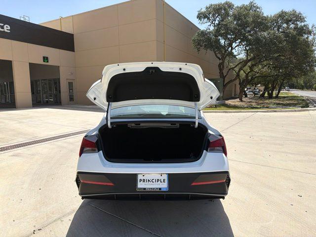 New 2026 Hyundai Elantra SE Sedan