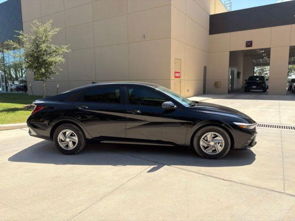 New 2026 Hyundai Elantra SE Sedan