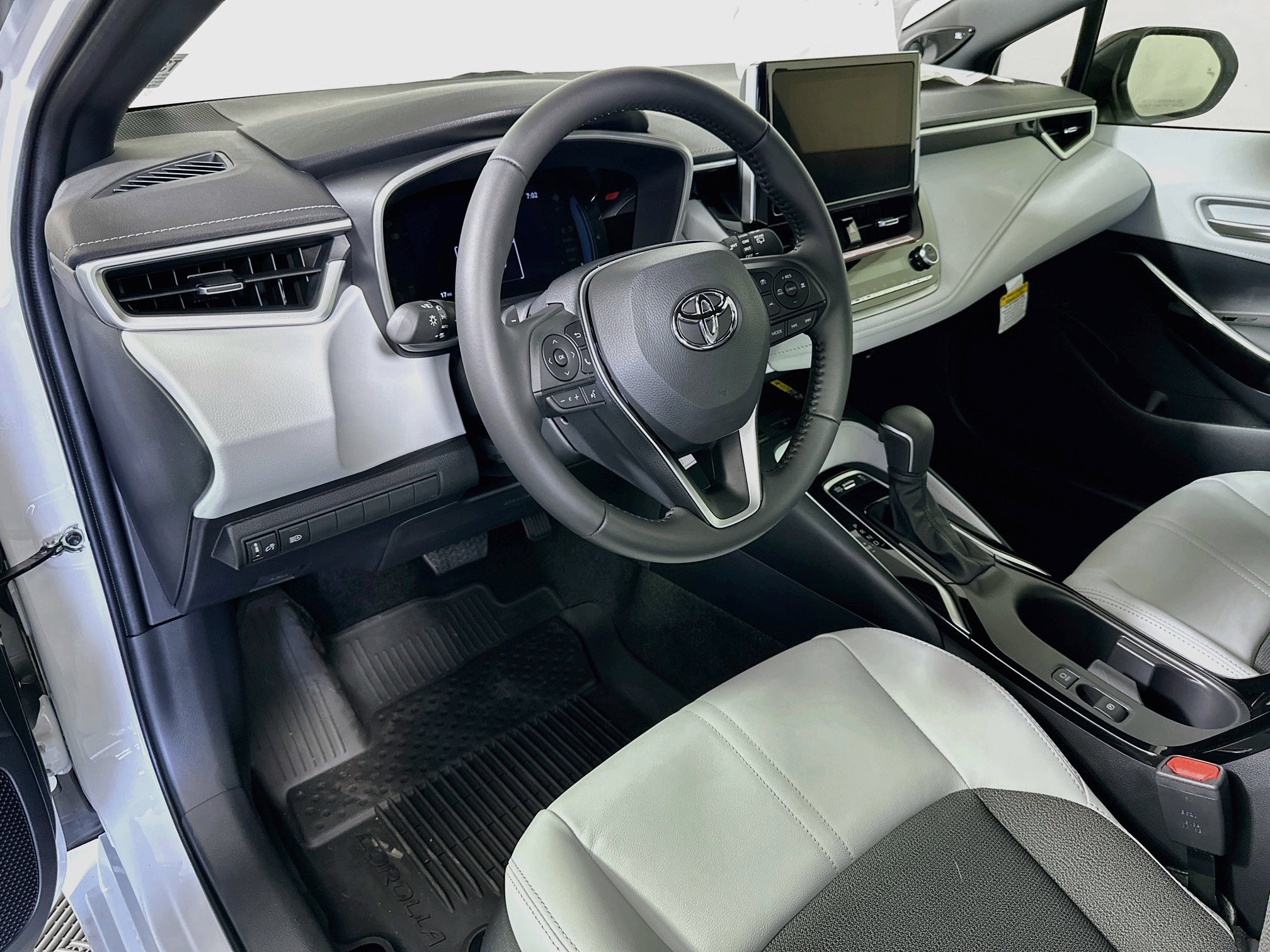 2026 Toyota Corolla Hatchback XSE - Photo 8