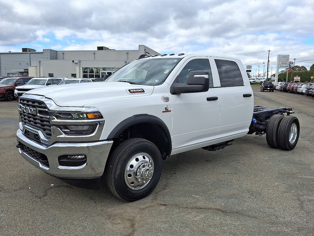 New 2026 Ram 3500 Chassis Cab TRADESMAN CREW 4X4 60' CA Pickup
