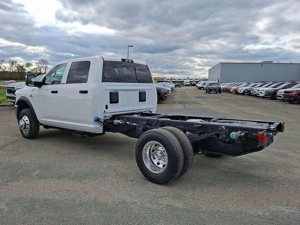 New 2026 Ram 3500 Chassis Cab TRADESMAN CREW 4X4 60' CA Pickup