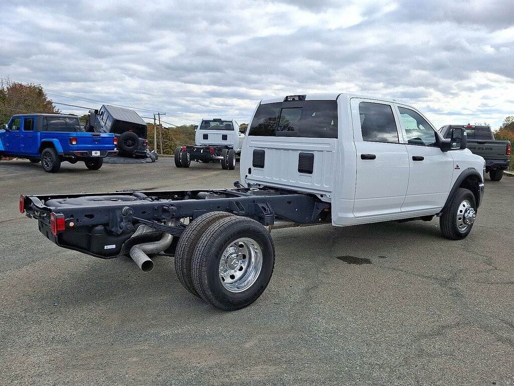 New 2026 Ram 3500 Chassis Cab TRADESMAN CREW 4X4 60' CA Pickup
