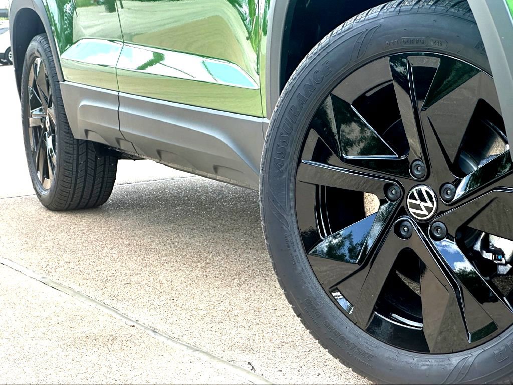 New 2026 Volkswagen Taos 1.5T SE Black SUV