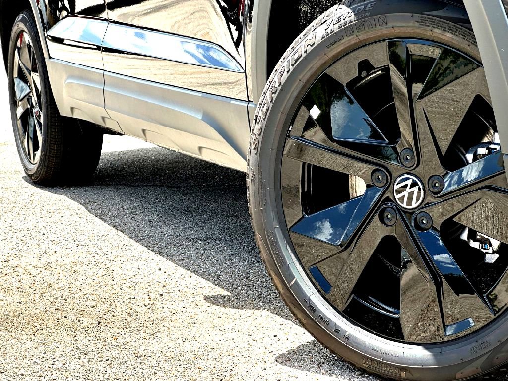 New 2026 Volkswagen Taos 1.5T SE Black SUV