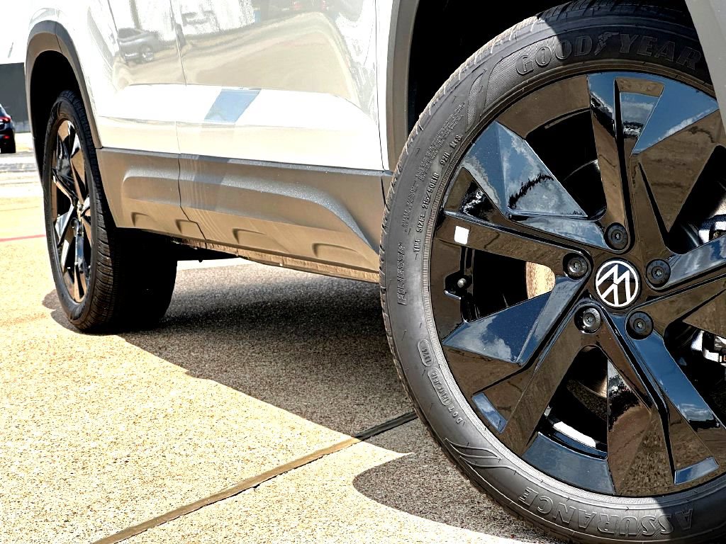 New 2026 Volkswagen Taos 1.5T SE Black SUV