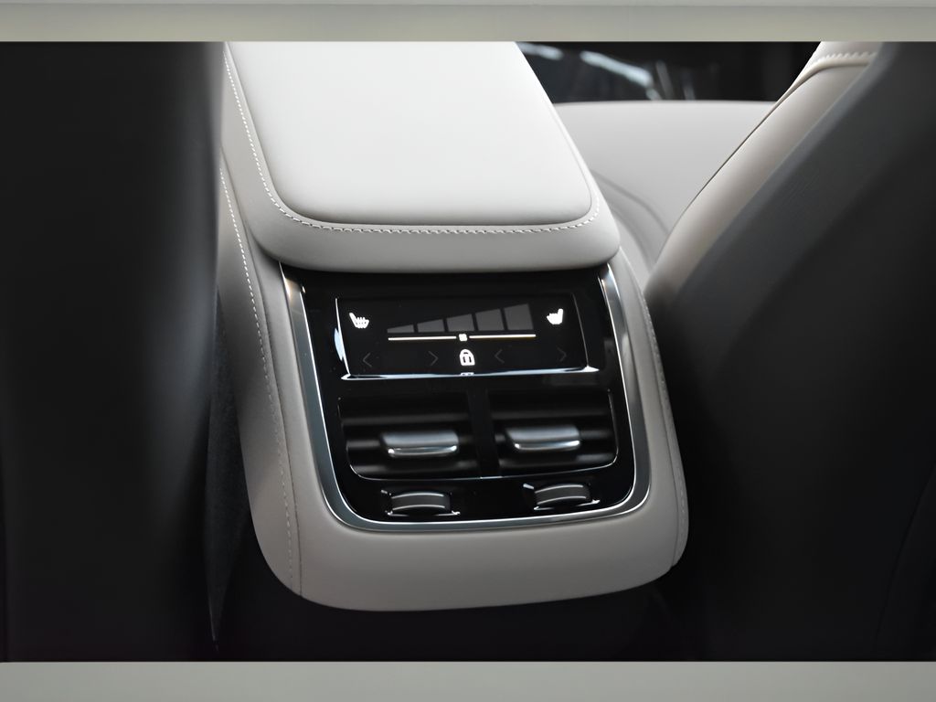 2026 Volvo XC90 Plus - Photo 16