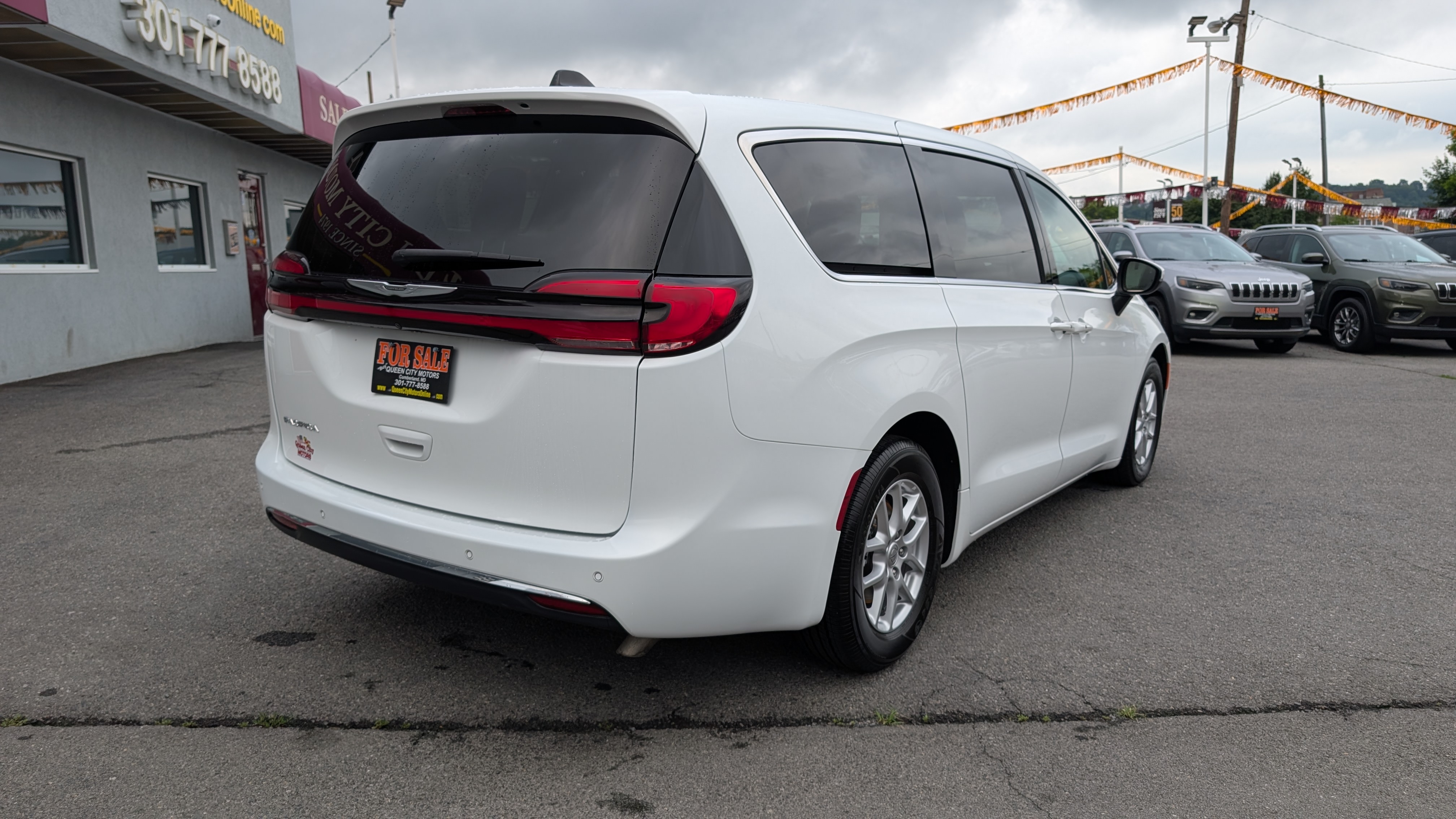 Used 2023 Chrysler Pacifica Touring L Van Passenger Van