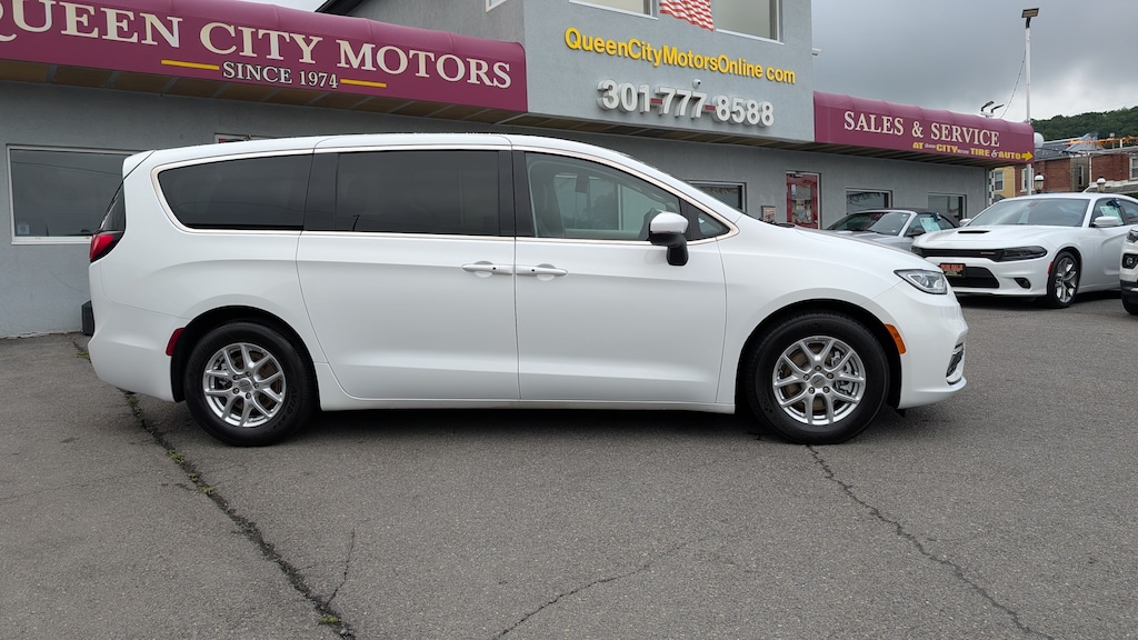 Used 2023 Chrysler Pacifica Touring L Van Passenger Van