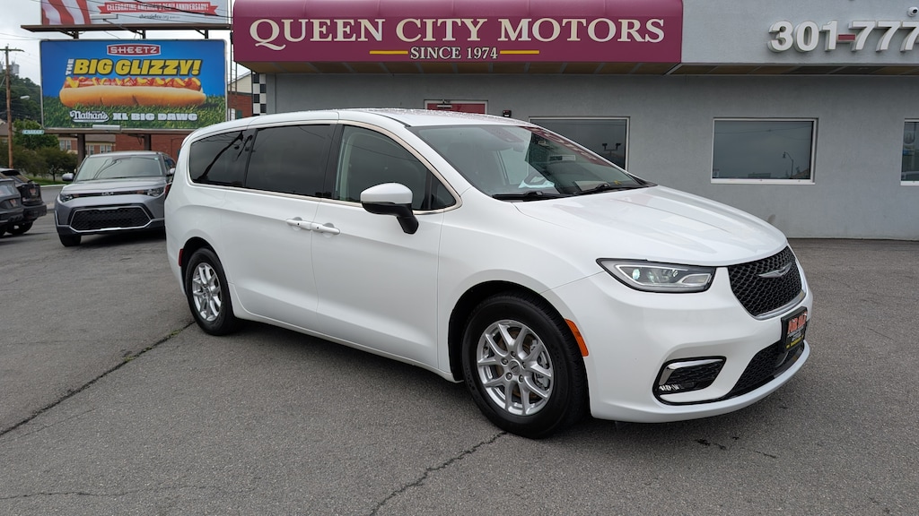 Used 2023 Chrysler Pacifica Touring L Van Passenger Van