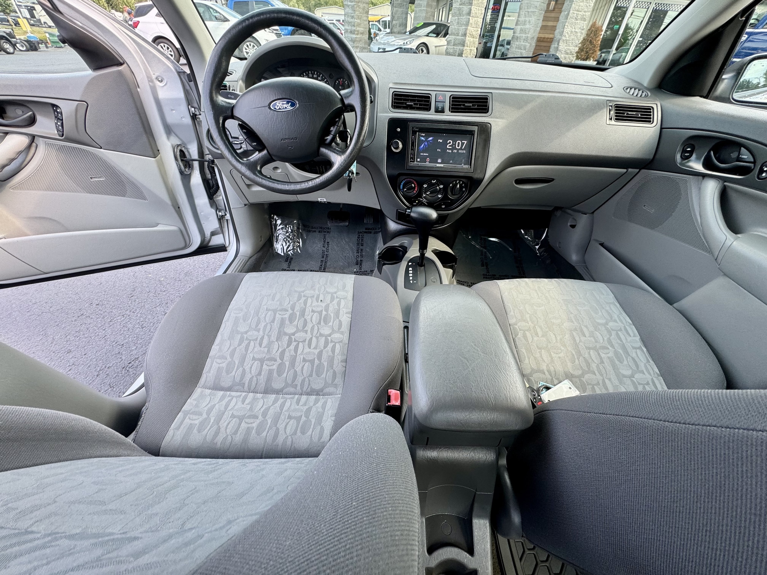 2005 Ford Focus ZX4 SE - Photo 9