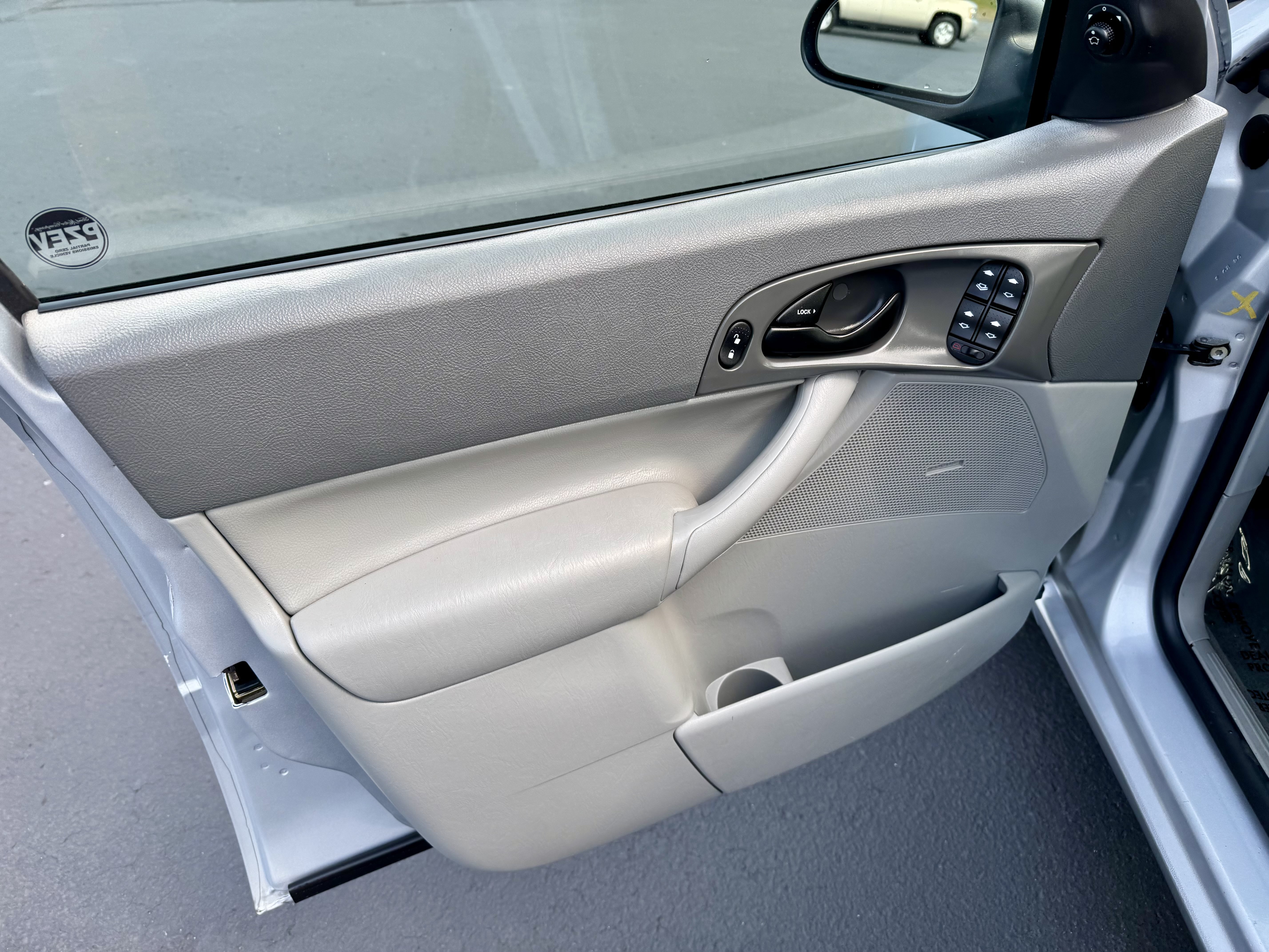 2005 Ford Focus ZX4 SE - Photo 18