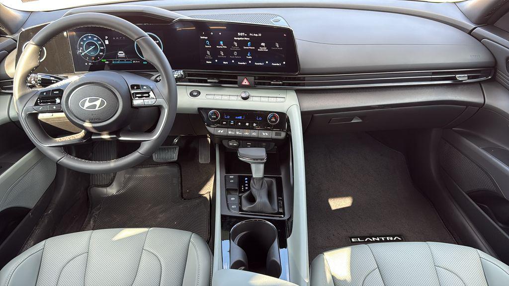 2025 Hyundai Elantra Limited - Photo 16