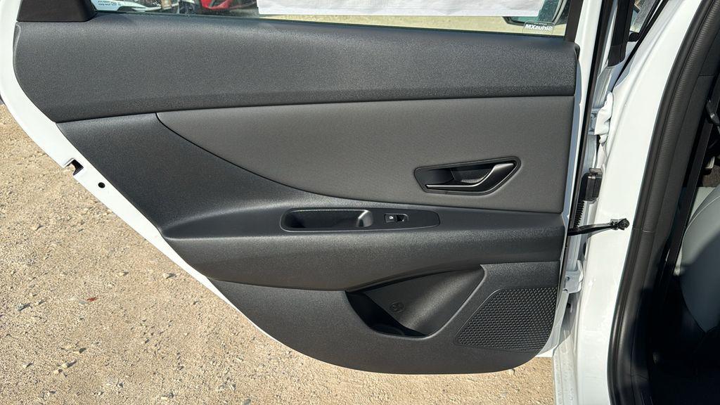 2025 Hyundai Elantra Limited - Photo 13