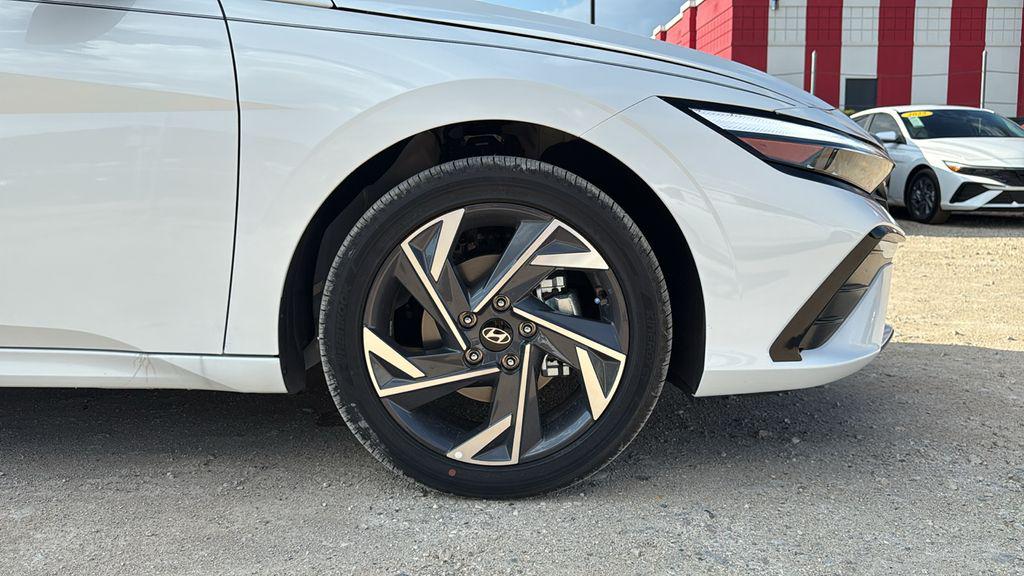 2025 Hyundai Elantra Limited - Photo 25