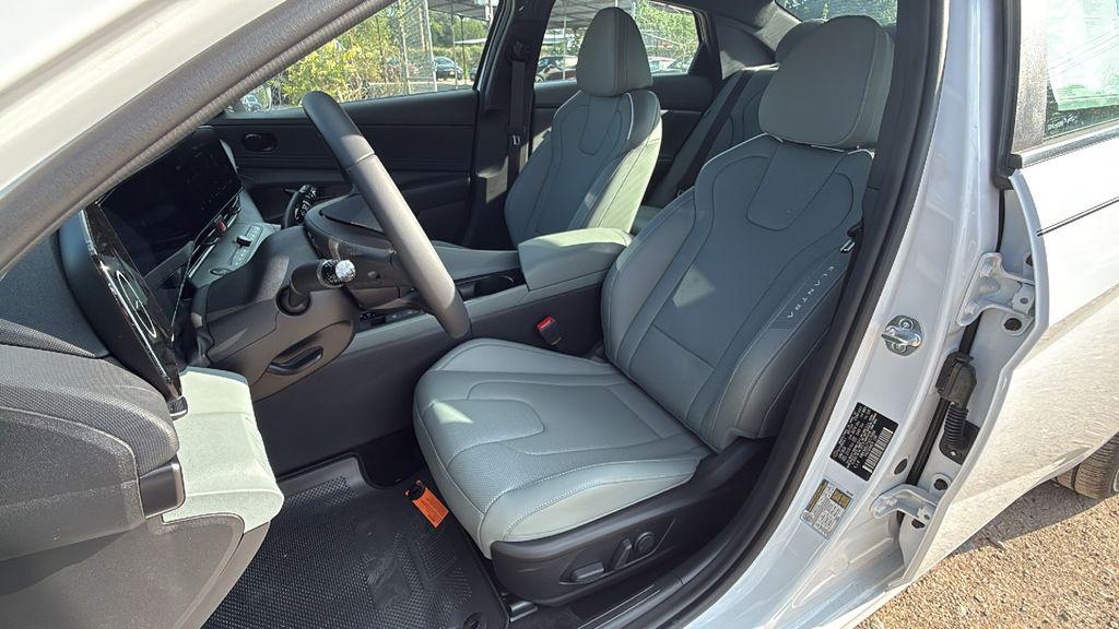 2025 Hyundai Elantra Limited - Photo 12