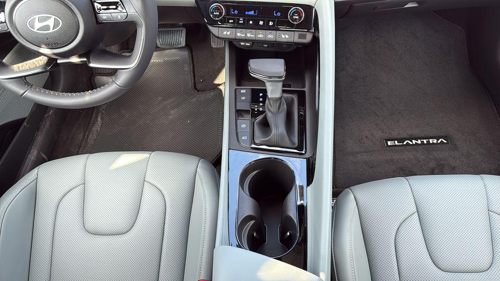 2025 Hyundai Elantra Limited - Photo 23