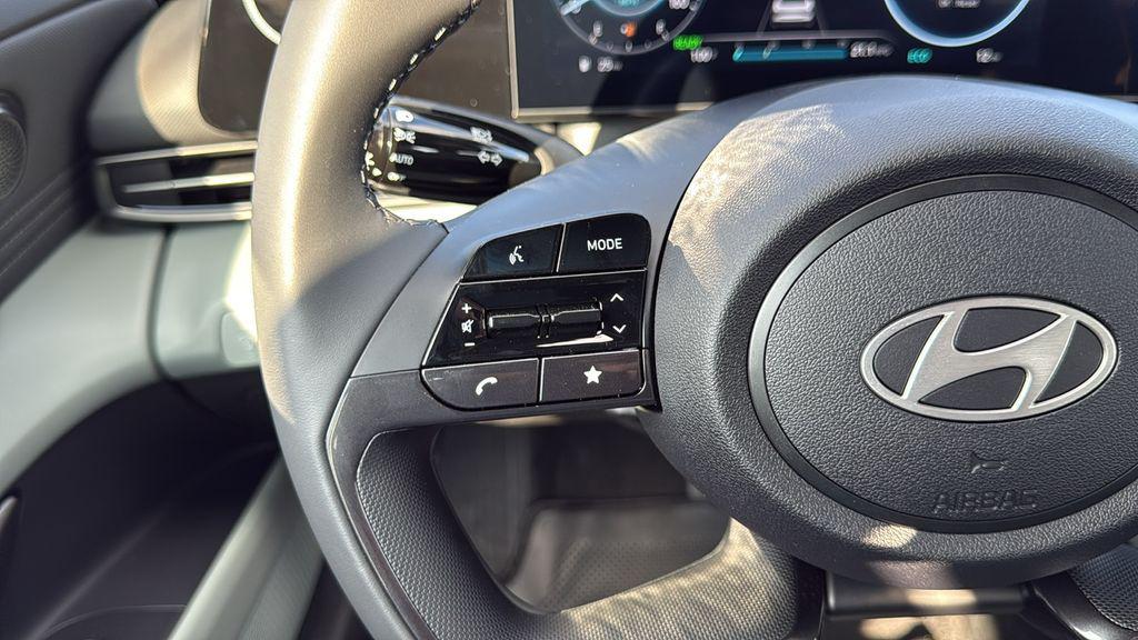 2025 Hyundai Elantra Limited - Photo 18
